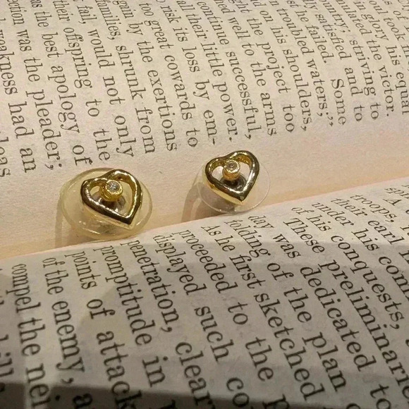 Vintage heart shaped stud  earrings - Picture 4 of 6